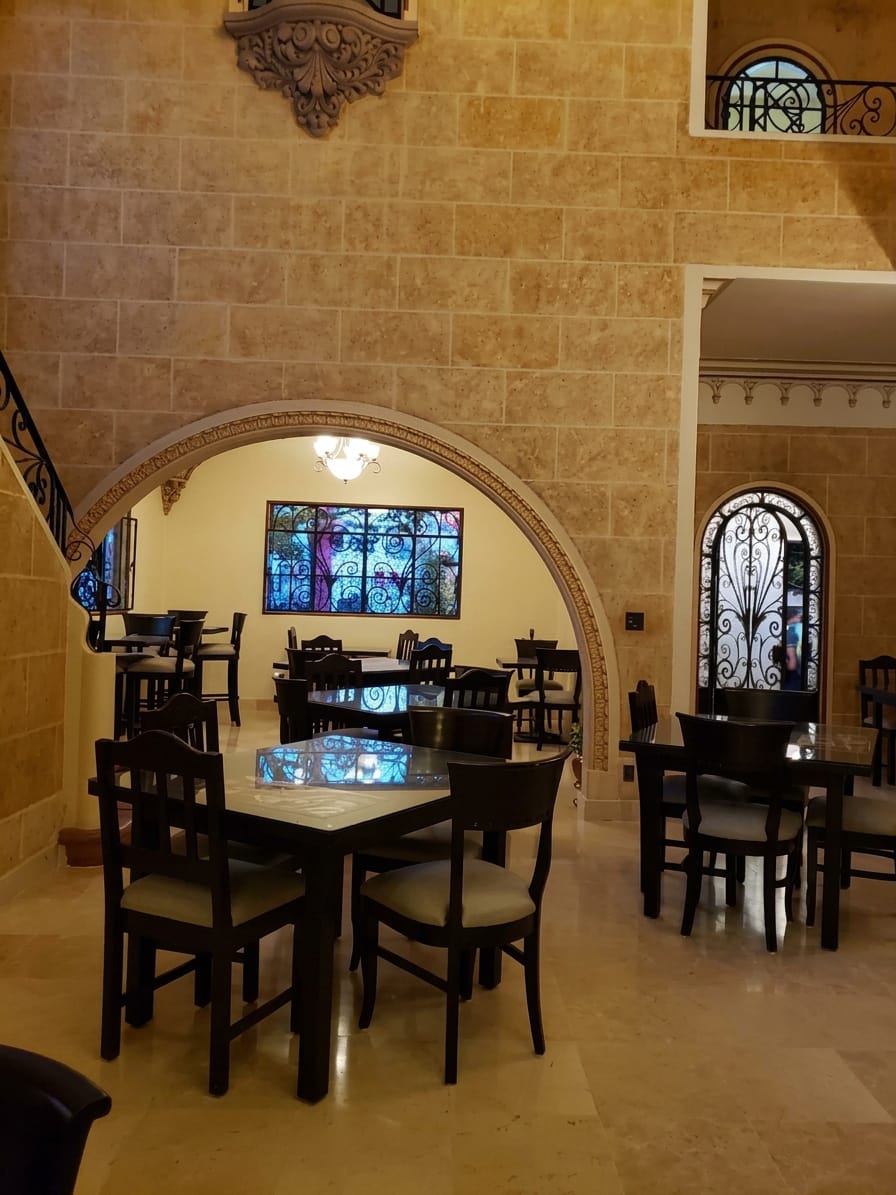 Interior de la casa de 1948: arco de cantera, escalera y vitrales