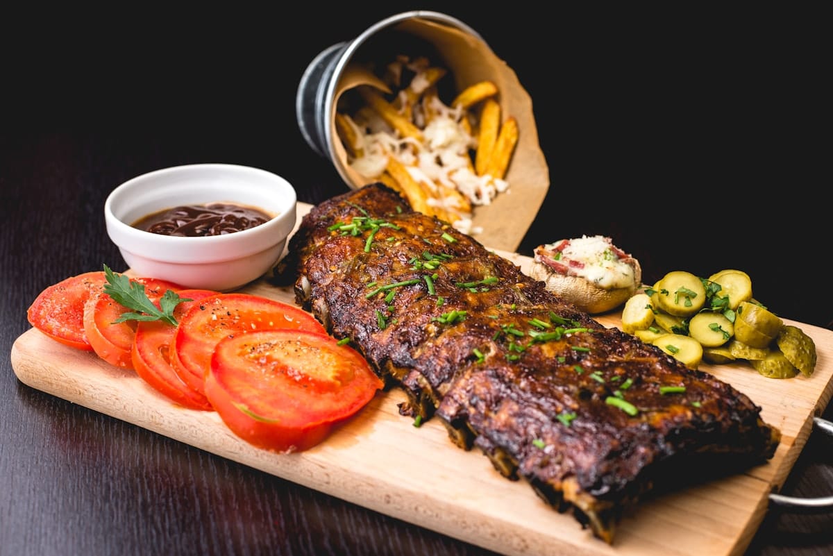 Costillas asadas con papas a la francesa y jitomate