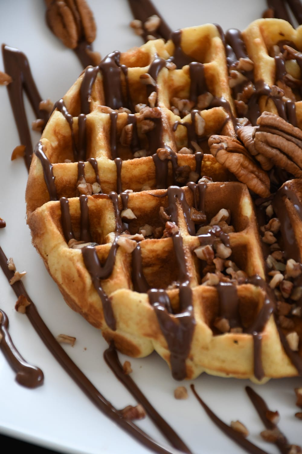 Waffle con chocolate derretido y nuez
