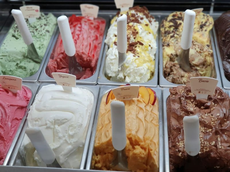 Vitrina con charolas de helado de distintos sabores